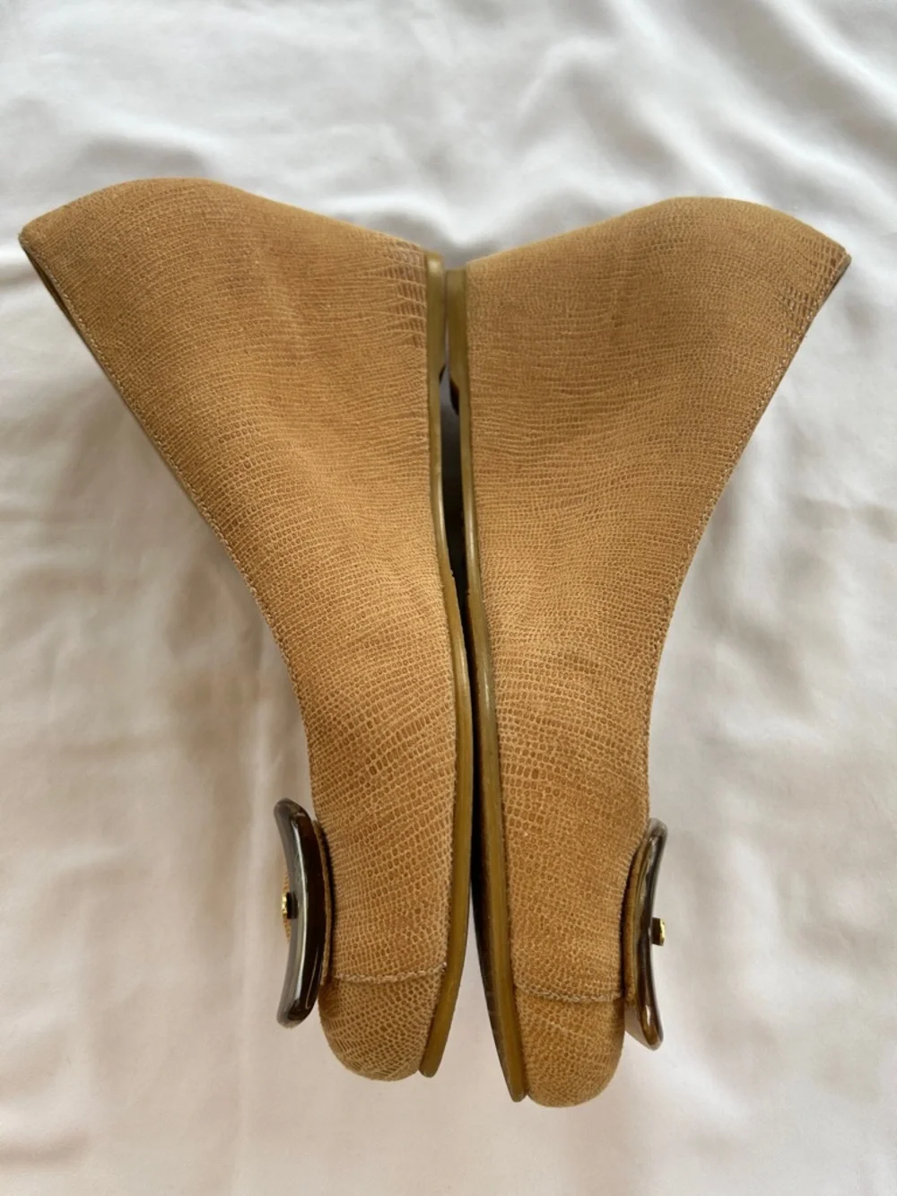 Stuart Weitzman Tan Lizard-Embossed Wedge Pumps with Tortoise Buckle 7.5 - Picture 4 of 8